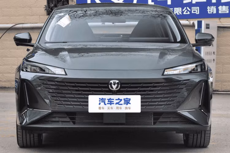 Cụ thể, vào ngày 28/2, các luật sư của Changan Automobile đã gửi một bức thư công khai tới Geely Holding, cáo buộc Galaxy Light vi phạm bản quyền.