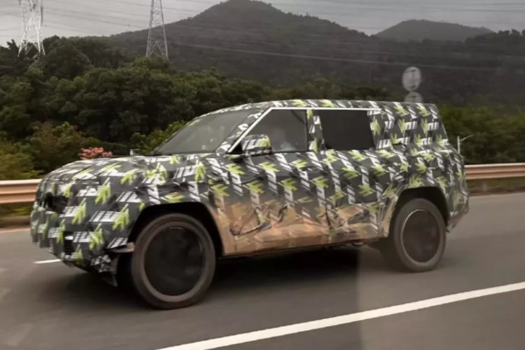 Fang Cheng Bao là một thương hiệu mới của BYD nằm giữa Denza và YangWang về mặt giá cả. Chiếc xe đầu tiên của hãng là Fang Cheng Bao Leopard 5, một chiếc SUV địa hình cỡ trung được trang bị hệ truyền động DMO từng gây sốt tại Trung Quốc. Và mới đây nhất là một chiếc Fang Cheng Bao Leopard 8 PHEV 2024 mới lộ diện.