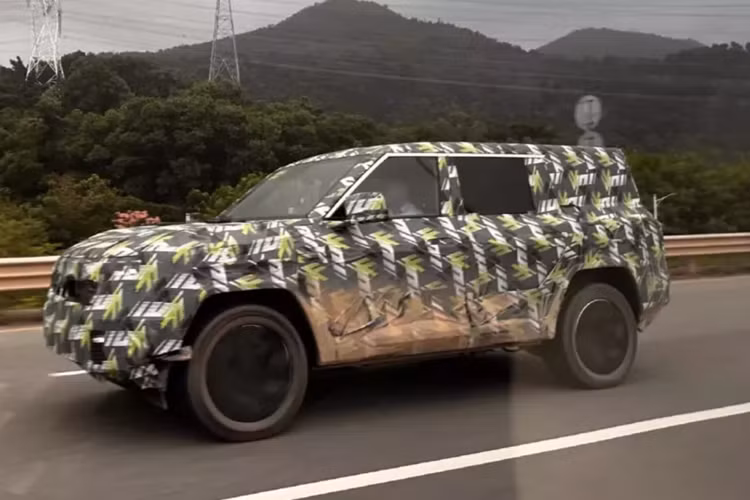 Fang Cheng Bao là một thương hiệu mới của BYD nằm giữa Denza và YangWang về mặt giá cả. Chiếc xe đầu tiên của hãng là Fang Cheng Bao Leopard 5, một chiếc SUV địa hình cỡ trung được trang bị hệ truyền động DMO từng gây sốt tại Trung Quốc. Và mới đây nhất là một chiếc Fang Cheng Bao Leopard 8 PHEV 2024 mới lộ diện.