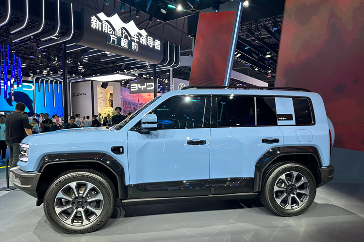 Mẫu concept Fang Cheng Bao Super 8 lộ diện với camera thay vì gương. Bao Leopard 8 vẫn đang trong giai đoạn thử nghiệm. Đây là lý do lưới tản nhiệt và đèn pha của chiếc off-road này vẫn chưa hoàn thiện. Theo báo cáo, Fang Cheng Bao Leopard 8 dường như dài hơn Leopard 5. Chiều dài cơ thể của nó là hơn 5 mét.