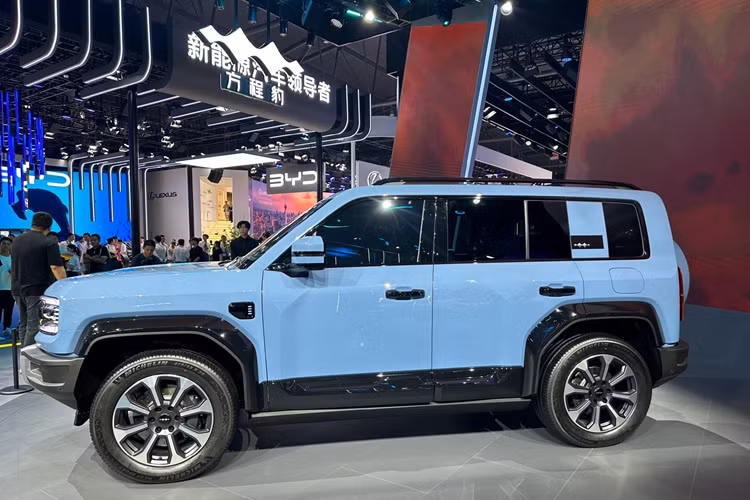 Mẫu concept Fang Cheng Bao Super 8 lộ diện với camera thay vì gương. Bao Leopard 8 vẫn đang trong giai đoạn thử nghiệm. Đây là lý do lưới tản nhiệt và đèn pha của chiếc off-road này vẫn chưa hoàn thiện. Theo báo cáo, Fang Cheng Bao Leopard 8 dường như dài hơn Leopard 5. Chiều dài cơ thể của nó là hơn 5 mét.