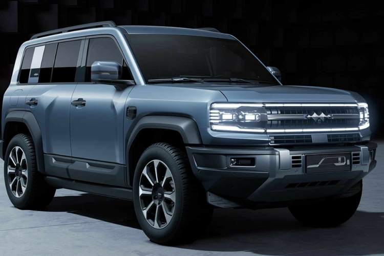 Trong các bức ảnh do thám, Leopard 8 được ngụy trang dày đặc. Nhưng chúng ta có thể thấy rằng kiểu dáng bên ngoài của nó vẫn giống với mẫu xe ý tưởng Super 8 đã được tiết lộ trước đó. Nó có thân hình khối vuông với kính chắn gió phẳng, vòm bánh xe sắc sảo và cản trước lớn.