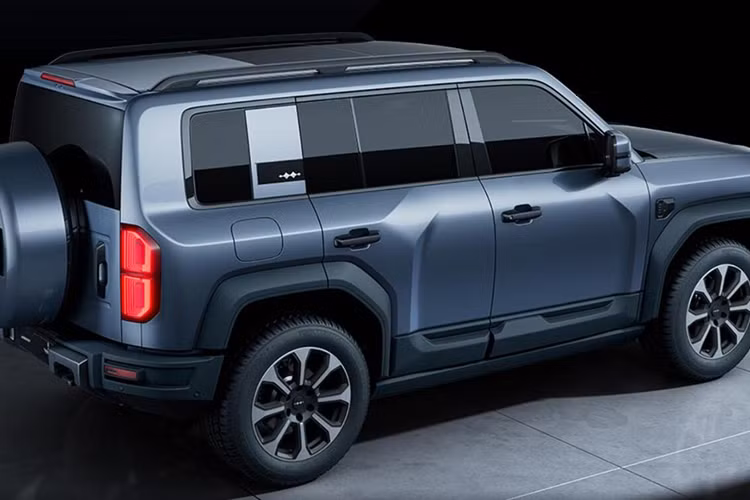 Nhìn từ phía sau, chiếc xe địa hình Fang Cheng Bao Leopard 8 PHEV có cốp sau có thể xoay ra ngoài với bánh xe dự phòng (275/55 R20) được gắn trên đó. Đèn hậu của nó có hướng thẳng đứng. Giống như mẫu xe ý tưởng Super 8, Bao Leopard 8 có tay nắm cửa có thể thu vào. Nhưng nó có một điểm khác biệt dễ nhận thấy đó là gương chiếu hậu thật.