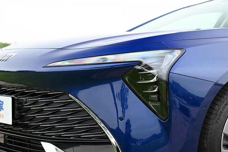 Vòng ra phía sau, Buick LaCrosse thế hệ thứ 4 sẽ được thiết kế theo kiểu “đuôi vịt” hếch lên, kết hợp với đèn hậu kiểu xuyên suốt, có trang trí thêm 1 thanh nẹp mạ crôm, sau cùng là ống xả cỡ lớn. Tùy theo phiên bản mà chiếc sedan cỡ trung Buick LaCrosse sẽ có kích thước bánh xe từ 17 inch đến 19 inch. 