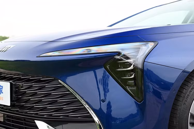 Vòng ra phía sau, Buick LaCrosse thế hệ thứ 4 sẽ được thiết kế theo kiểu “đuôi vịt” hếch lên, kết hợp với đèn hậu kiểu xuyên suốt, có trang trí thêm 1 thanh nẹp mạ crôm, sau cùng là ống xả cỡ lớn. Tùy theo phiên bản mà chiếc sedan cỡ trung Buick LaCrosse sẽ có kích thước bánh xe từ 17 inch đến 19 inch. 