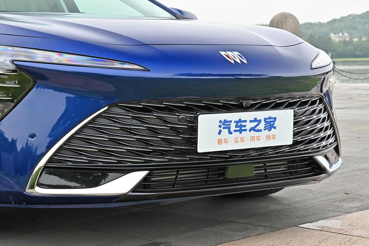 Nhìn sang bên hông, bạn có thể thấy chiếc xe Buick LaCrosse thế hệ mới áp dụng đường nóc tương đối mượt mà, tạo hình dáng trượt về phía sau. Xe có chiều dài, chiều rộng và chiều cao lần lượt là 4.996 x 1.866 x 1.472 mm, chiều dài cơ sở là 2.905 mm. 