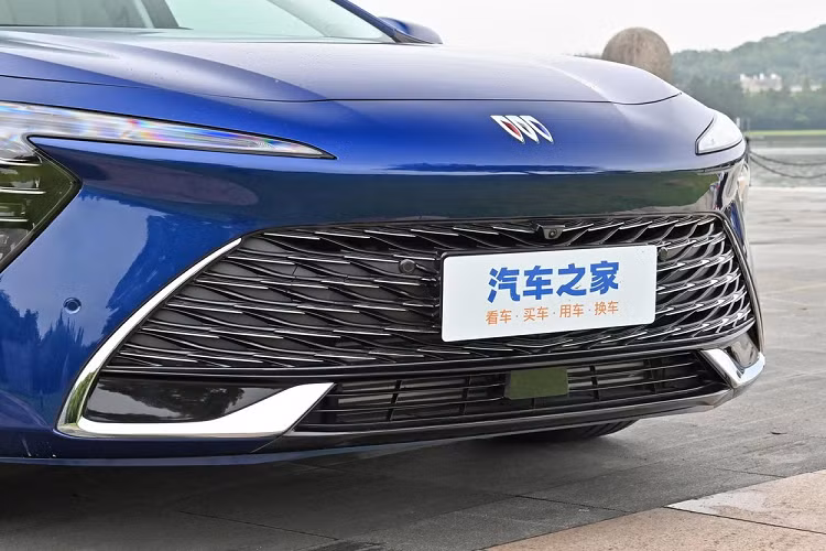 Nhìn sang bên hông, bạn có thể thấy chiếc xe Buick LaCrosse thế hệ mới áp dụng đường nóc tương đối mượt mà, tạo hình dáng trượt về phía sau. Xe có chiều dài, chiều rộng và chiều cao lần lượt là 4.996 x 1.866 x 1.472 mm, chiều dài cơ sở là 2.905 mm. 