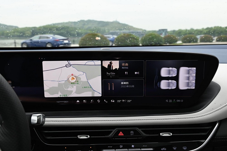 Tiếp đến là động cơ xăng 4 xi-lanh, dung tích 2.0 lít sẽ kết hợp động cơ 48V tạo thành hệ thống hybrid nhẹ có công suất tối đa 227 mã lực và mô-men xoắn cực đại 350 Nm, trái tim này sẽ đồng hành cùng với hộp số tự đồng 9 cấp. 