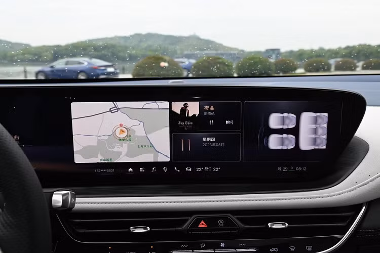 Tiếp đến là động cơ xăng 4 xi-lanh, dung tích 2.0 lít sẽ kết hợp động cơ 48V tạo thành hệ thống hybrid nhẹ có công suất tối đa 227 mã lực và mô-men xoắn cực đại 350 Nm, trái tim này sẽ đồng hành cùng với hộp số tự đồng 9 cấp. 