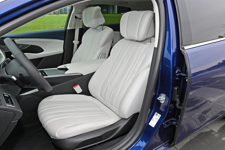 Về nội thất, chiếc xe mới áp dụng thiết kế buồng lái thông minh VCS thế hệ mới, trang bị màn hình 30 inch cong 6K độ phân giải 6008×934, tích hợp chip Qualcomm Snapdragon 8155. Điều đáng nói là mẫu Avia có nội thất hai màu Lantian Shengyu độc quyền, tương phản với màu ngoại thất. 