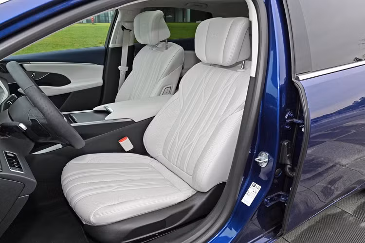 Về nội thất, chiếc xe mới áp dụng thiết kế buồng lái thông minh VCS thế hệ mới, trang bị màn hình 30 inch cong 6K độ phân giải 6008×934, tích hợp chip Qualcomm Snapdragon 8155. Điều đáng nói là mẫu Avia có nội thất hai màu Lantian Shengyu độc quyền, tương phản với màu ngoại thất. 