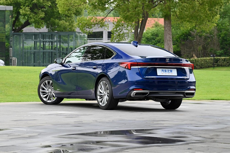 Nhìn vào chiếc xe Buick LaCrosse tại Trung Quốc, ta dễ thấy ngoại hình của nó áp dụng phong cách thiết kế Pure Design, với mặt trước có lưới tản nhiệt hút gió chủ động hình ngôi sao rất đẹp mắt, được mạ crôm, cùng với đó còn có thêm các tấm ốp inox sáng bóng, xe có đèn pha LED ma trận. 