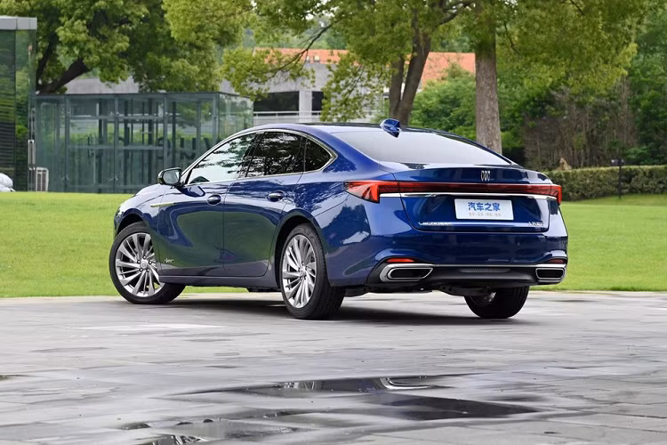 Nhìn vào chiếc xe Buick LaCrosse tại Trung Quốc, ta dễ thấy ngoại hình của nó áp dụng phong cách thiết kế Pure Design, với mặt trước có lưới tản nhiệt hút gió chủ động hình ngôi sao rất đẹp mắt, được mạ crôm, cùng với đó còn có thêm các tấm ốp inox sáng bóng, xe có đèn pha LED ma trận. 