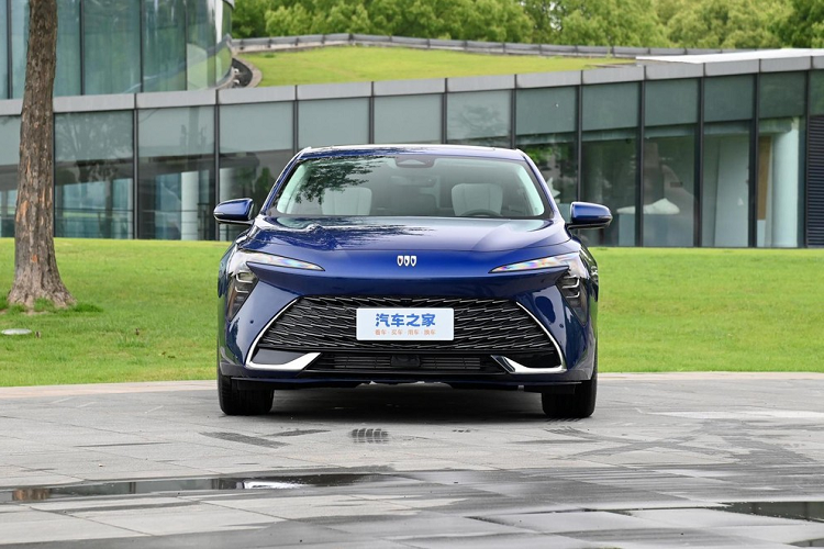 Vào ngày 15/5 vừa qua, mẫu sedan Buick LaCrosse 2024 thế hệ mới đã chính thức ra mắt tại thị trường Trung Quốc, chiếc xe này được chia thành 4 bản với mức giá dao động từ nhân dân tệ 179.900 đến 239.900 nhân dân tệ (tương đương 611 triệu đồng đến 815 triệu đồng). Được biết, đây là sản phẩm dành riêng cho thị trường Trung Quốc.