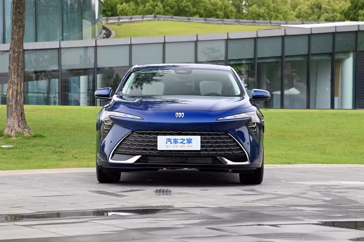 Vào ngày 15/5 vừa qua, mẫu sedan Buick LaCrosse 2024 thế hệ mới đã chính thức ra mắt tại thị trường Trung Quốc, chiếc xe này được chia thành 4 bản với mức giá dao động từ nhân dân tệ 179.900 đến 239.900 nhân dân tệ (tương đương 611 triệu đồng đến 815 triệu đồng). Được biết, đây là sản phẩm dành riêng cho thị trường Trung Quốc.