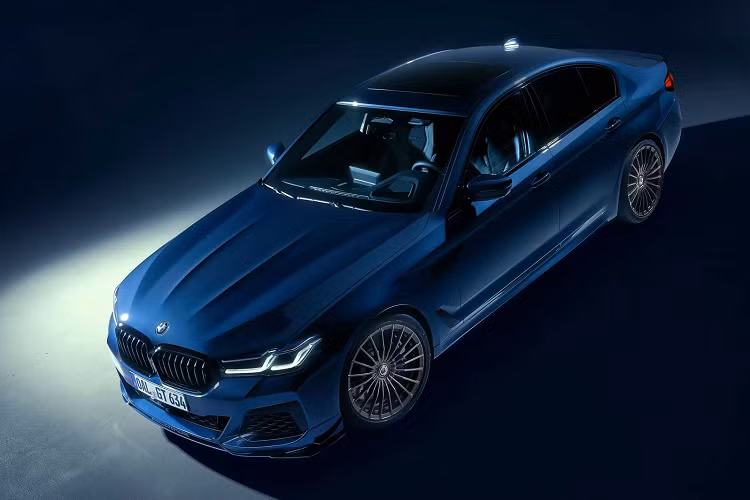 Hiện tại, người chơi xe đã có thể bắt đầu đặt hàng mẫu xe này và tiến trình giao hàng sẽ được bắt đầu vào tháng 7 này. Mức giá xe Alpina B5 GT 2023 đặc biệt khởi điểm 145.500 Euro trong khi chiếc wagon có giá khởi điểm là 148.500 Euro tại thị trường Đức.