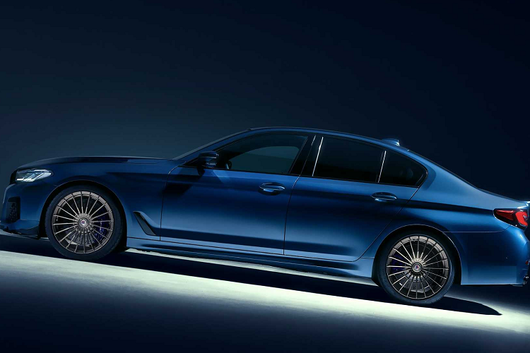 Alpina cung cấp cho B5 GT tùy chọn mâm xe với thiết kế cổ điển có kích thước 20 inch, 20 chấu được hoàn thiện với màu sơn Marron Volciano. Alpina sẽ cung cấp cho B5 GT màu ngoại thất xanh dương hoặc xanh lá cây tiêu chuẩn.