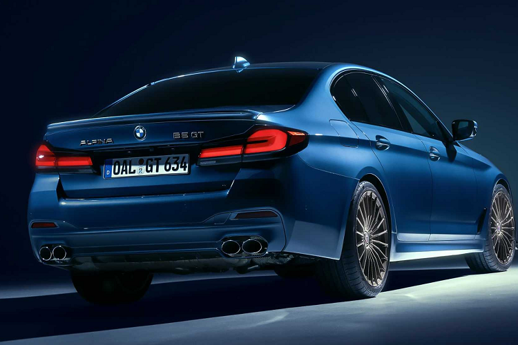 Alpina truyền sức mạnh thông qua hộp số tự động tám cấp đã được tinh chỉnh cùng trang bị bộ phanh Brembo bốn piston phía trước giúp tăng khả năng vận hành cho xe. Ngoài ra, xe còn được trang bị hệ thống xả đôi được phủ một lớp titan nitride để tạo màu đen thể thao, hầm hố.