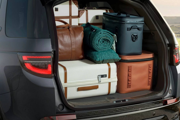 Các lựa chọn màu sơn ngoại thất vốn rất phong phú của dòng Discovery Sport nay được bổ sung thêm màu mới Varesine Blue, bên cạnh Santorini Black, Firenze Red, Eiger Grey, Hakuba Silver, Ostuni Pearl White, Carpathian Grey và Silicon Silver. Số lượng tùy chọn mâm xe nay cũng có thêm loại hợp kim 21 inch hoặc 19 inch, đều mang màu đen bóng.