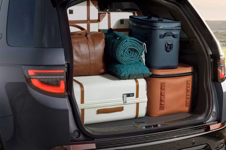 Các lựa chọn màu sơn ngoại thất vốn rất phong phú của dòng Discovery Sport nay được bổ sung thêm màu mới Varesine Blue, bên cạnh Santorini Black, Firenze Red, Eiger Grey, Hakuba Silver, Ostuni Pearl White, Carpathian Grey và Silicon Silver. Số lượng tùy chọn mâm xe nay cũng có thêm loại hợp kim 21 inch hoặc 19 inch, đều mang màu đen bóng.