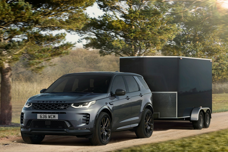 Tại Mỹ, mức giá xe Land Rover Discovery Sport 2024 có giá khởi điểm 48.900 USD (tương đương 1,151 tỷ đồng). Xe vận hành bằng động cơ 4 xy-lanh 2.0L tăng áp có công suất 246 mã lực (183 kW) và mô-men xoắn cực đại 364 Nm, tăng tốc 0-100 km/h trong 7,3 giây.