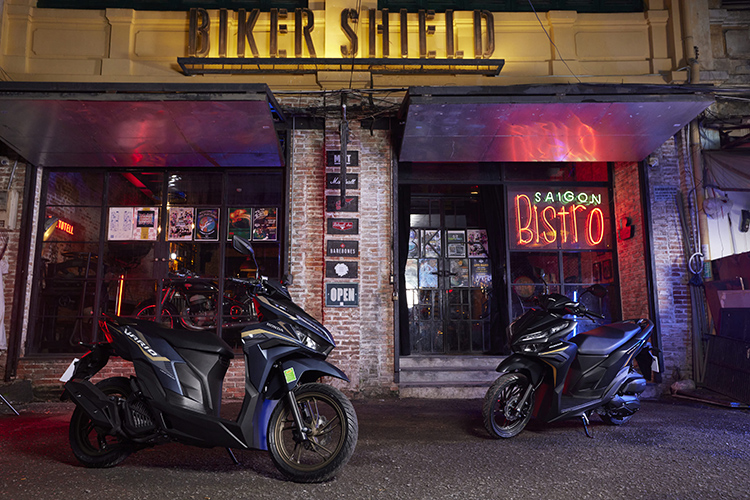 Mức giá xe Honda Vario 125 2024 bán lẻ đề xuất: 40,7 triệu đồng cho phiên bản Đặc biệt và 41,2 triệu đồng cho phiên bản Thể thao (giá đã bao gồm thuế VAT 8%). Xe được bảo hành 3 năm hoặc 30.000km cùng chế độ kiểm tra định kỳ 6 lần miễn phí.