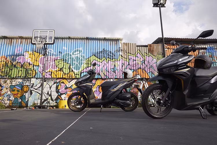 Vario 125 được thiết kế phần đuôi xe cân xứng với dàn đầu xe, tăng mức độ hoàn thiện tổng thể của xe lên mức tối ưu. Đèn sau được trang bị đồng bộ LED giúp mang lại hình ảnh cao cấp. Đèn xi nhan sau tách rời đầy thể thao và cá tính, mang dáng dấp của những mẫu xe phân khối lớn, nhưng vẫn đảm bảo hình ảnh gọn gàng, linh hoạt.