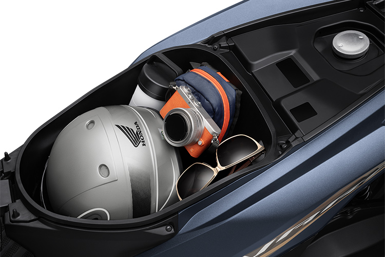 Hộc đựng đồ dưới yên rộng rãi với dung tích lên đến 18 lít, tối đa hóa khả năng chứa đồ mà vẫn giữ nguyên được thiết kế thon gọn. Hệ thống khóa thông minh Honda SMART Key vận hành đơn giản, tích hợp nhiều tính năng giúp xác định vị trí xe và mở xe từ xa tiện lợi cùng chức năng báo động giúp tăng cường cảm giác an tâm cho người lái.