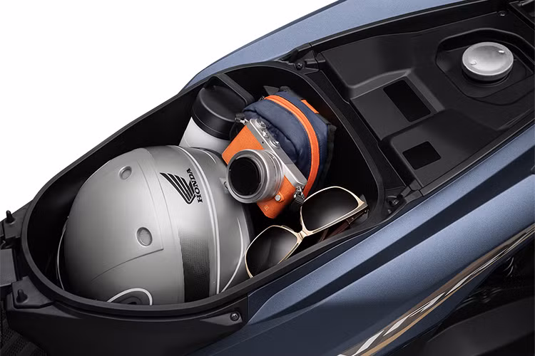 Hộc đựng đồ dưới yên rộng rãi với dung tích lên đến 18 lít, tối đa hóa khả năng chứa đồ mà vẫn giữ nguyên được thiết kế thon gọn. Hệ thống khóa thông minh Honda SMART Key vận hành đơn giản, tích hợp nhiều tính năng giúp xác định vị trí xe và mở xe từ xa tiện lợi cùng chức năng báo động giúp tăng cường cảm giác an tâm cho người lái.