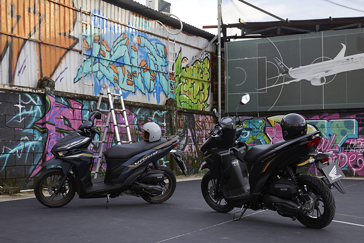 Thiết kế xe mang đậm chất thể thao với những đường nét được cắt xẻ sắc nét, chau chuốt kỹ lưỡng. Điểm cộng xe ga Honda Vario 125 đến từ kích thước tổng thể xe thon gọn mà không làm mất đi chất thể thao cá tính. Sự gọn gàng trong diện mạo cũng tạo cảm giác lái linh hoạt, vận hành hoàn hảo khi di chuyển trong khu vực nội đô đông đúc hay điều kiện đường nhỏ hẹp.