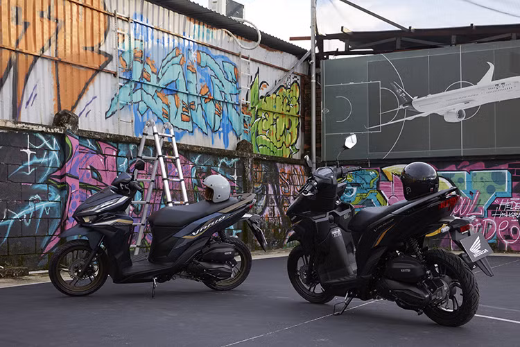 Thiết kế xe mang đậm chất thể thao với những đường nét được cắt xẻ sắc nét, chau chuốt kỹ lưỡng. Điểm cộng xe ga Honda Vario 125 đến từ kích thước tổng thể xe thon gọn mà không làm mất đi chất thể thao cá tính. Sự gọn gàng trong diện mạo cũng tạo cảm giác lái linh hoạt, vận hành hoàn hảo khi di chuyển trong khu vực nội đô đông đúc hay điều kiện đường nhỏ hẹp.