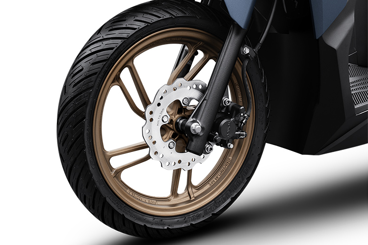 Vario 125 sở hữu phanh đĩa phía trước lượn sóng, bộ vành với thiết kế thể thao, đi cùng lốp xe không săm kích thước rộng giúp xe ổn định và bám đường tốt.