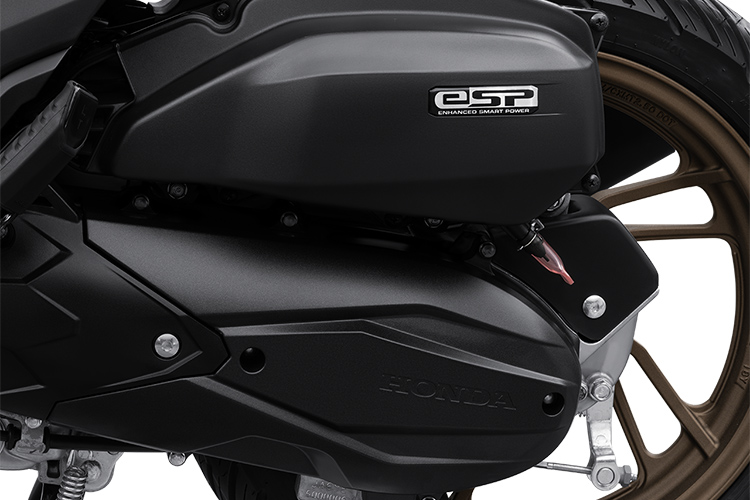 Vario 125 sử dụng cụm động cơ 125cc cùng hệ thống ngắt động cơ tạm thời (Idling Stop), giúp giảm tiếng ồn, mức tiêu hao nhiên liệu và nâng cao việc bảo vệ môi trường. Vario 125 được trang bị cổng sạc USB tiện lợi ở hộc đựng đồ phía trước giúp việc sạc điện thoại trở nên tiện lợi.