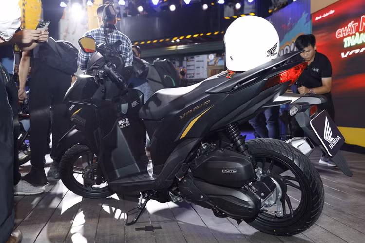 Phiên bản Thể thao sử dụng màu Xanh đen cũng mang đến hình ảnh trẻ trung kích thích thị giác nhờ tông màu xanh kết hợp với bộ tem xe tương phản cao và vành xe màu vàng đồng nổi bật. Đây sẽ là sự lựa chọn tuyệt hảo cho những khách hàng đang tìm kiếm những giá trị khác biệt, phá cách.