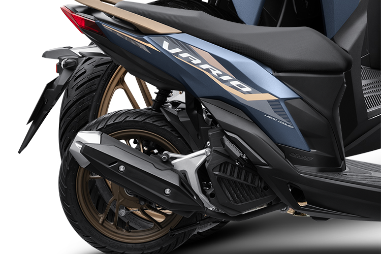 Vario 125 được trang bị cụm đồng hồ hiển thị màn hình LCD hiện đại, thể hiện đầy đủ, trực quan các thông số: như hành trình, tốc độ, mức tiêu thụ nhiên liệu trung bình và hiện tại, thông số điện áp ắc quy, báo thay nhớt máy và hệ thống đèn cảnh báo (như đèn idling stop, dung dịch làm mát, báo động chống trộm, đèn báo lỗi phun xăng điện tử, ắc quy, chìa khóa thông minh), ...thuận tiện cho người sử dụng.