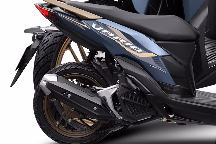 Vario 125 được trang bị cụm đồng hồ hiển thị màn hình LCD hiện đại, thể hiện đầy đủ, trực quan các thông số: như hành trình, tốc độ, mức tiêu thụ nhiên liệu trung bình và hiện tại, thông số điện áp ắc quy, báo thay nhớt máy và hệ thống đèn cảnh báo (như đèn idling stop, dung dịch làm mát, báo động chống trộm, đèn báo lỗi phun xăng điện tử, ắc quy, chìa khóa thông minh), ...thuận tiện cho người sử dụng.