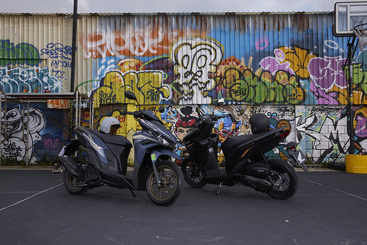 Thiết kế phía trước của Vario 125 gây ấn tượng mạnh với những đường nét góc cạnh, tích hợp hốc gió khí động học. Phần đầu đèn được thiết kế vuốt nhọn về phía trước, cùng hệ thống đèn pha chiếu sáng trước và dãy đèn trang trí LED đẹp mắt, tạo hình ảnh nam tính cực ngầu.