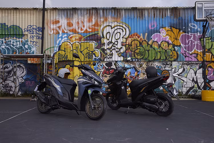 Thiết kế phía trước của Vario 125 gây ấn tượng mạnh với những đường nét góc cạnh, tích hợp hốc gió khí động học. Phần đầu đèn được thiết kế vuốt nhọn về phía trước, cùng hệ thống đèn pha chiếu sáng trước và dãy đèn trang trí LED đẹp mắt, tạo hình ảnh nam tính cực ngầu.