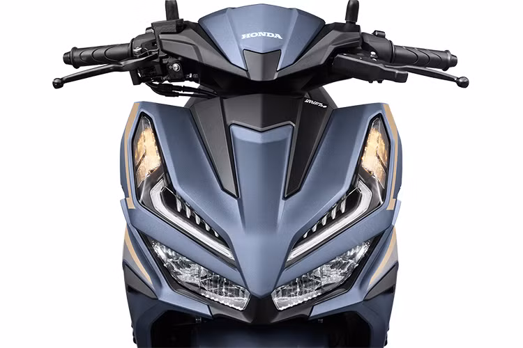 Sàn để chân phẳng và rộng rãi giúp khách hàng để chân thoải mái khi di chuyển hàng ngày nhưng vẫn giữ được hình ảnh thể thao và cá tính.