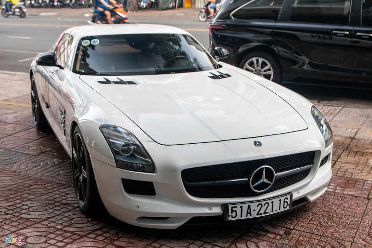 Hiện nay thị trường trong nước đã ghi nhận sự xuất hiện của 5 chiếc Mercedes-AMG SLS hàng hiếm, trong đó 3 chiếc thuộc biến thể mui cứng (Coupe), một chiếc thuộc biến thể mui trần (Roadster) và một chiếc thuộc phiên bản đặc biệt GT Final Edition.