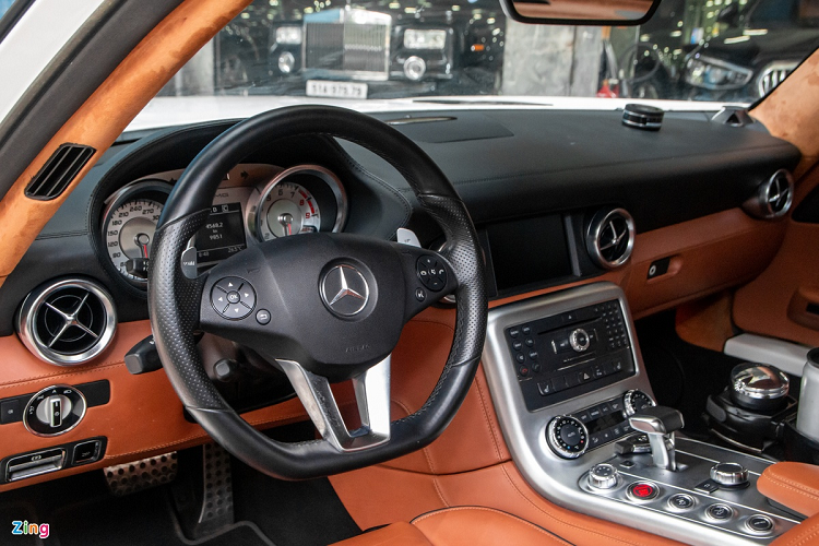 Nội thất được thiết kế đơn giản để người lái tập trung vào trải nghiệm. Vô-lăng ba chấu thể thao, tích hợp nhiều nút bấm. Phía sau là hai đồng hồ cơ hiển thị vận tốc và vòng tua máy.