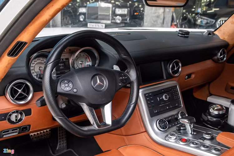 Nội thất được thiết kế đơn giản để người lái tập trung vào trải nghiệm. Vô-lăng ba chấu thể thao, tích hợp nhiều nút bấm. Phía sau là hai đồng hồ cơ hiển thị vận tốc và vòng tua máy.