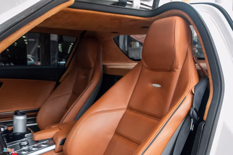 Ra mắt tại Paris Motor Show 2012, SLS là mẫu xe kế thừa của SLR McLaren và được thừa hưởng nhiều di sản của 300SL Gullwing. Trong tên xe, SLS là viết tắt của cụm từ "Super Leicht Sport" (Super Light Sport), để chỉ một mẫu xe mang đậm tính thể thao.