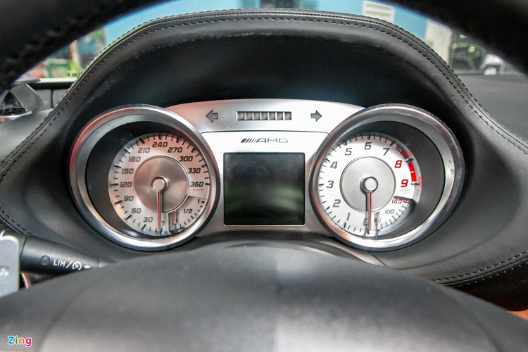 Bảng điều khiển trung tâm với núm xoay và nút bấm cơ học. Cần số được thiết kế đơn giản.