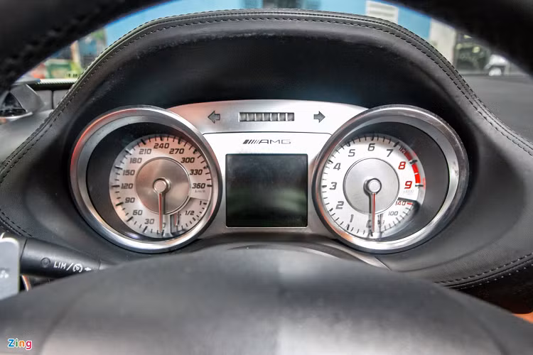 Bảng điều khiển trung tâm với núm xoay và nút bấm cơ học. Cần số được thiết kế đơn giản.