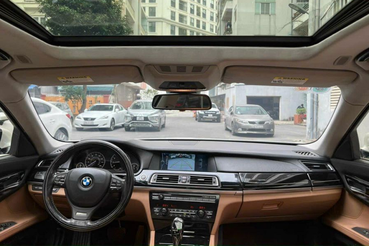 Dù là đời 2009 nhưng chiếc BMW 750Li này vẫn được trang bị khá nhiều tiện ích hiện đại như ghế bọc da tích hợp tính năng chỉnh điện/sưởi/làm mát, điều hòa 4 vùng độc lập, cửa sổ trời, hệ thống giải trí với đầu DVD 6 đĩa, kết nối AUX, USB đầu ra với dàn âm thanh 10 loa.