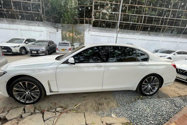 Mức giá xe BMW 750Li 2009 đưa ra là khoảng 600 triệu đồng, chỉ tương đương với Vios bản 1.5G 2023 (592 triệu đồng). Xe thuộc phiên bản trục kéo dài nên chiếc BMW 750Li đời 2009 sở hữu kích thước dài x rộng x cao lần lượt là 5.212 x 1.902 x 1.486 mm, chiều dài cơ sở 3.210 mm.