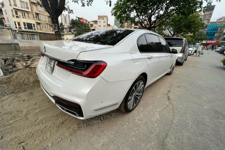 Trong khi đó, động cơ của BMW 750Li đời 2009 là máy xăng V8, tăng áp kép, dung tích 4.4L với công suất tối đa 407 mã lực và mô-men xoắn cực đại 600 Nm. Động cơ kết hợp với hộp số tự động 6 cấp và hệ dẫn động cầu sau, cho phép xe tăng tốc từ 0-100 km/h trong 5,2 giây.