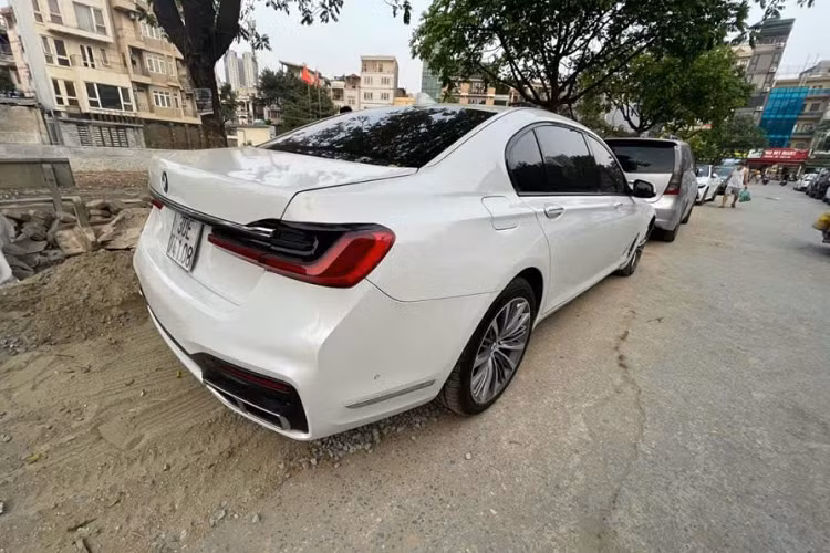 Trong khi đó, động cơ của BMW 750Li đời 2009 là máy xăng V8, tăng áp kép, dung tích 4.4L với công suất tối đa 407 mã lực và mô-men xoắn cực đại 600 Nm. Động cơ kết hợp với hộp số tự động 6 cấp và hệ dẫn động cầu sau, cho phép xe tăng tốc từ 0-100 km/h trong 5,2 giây.