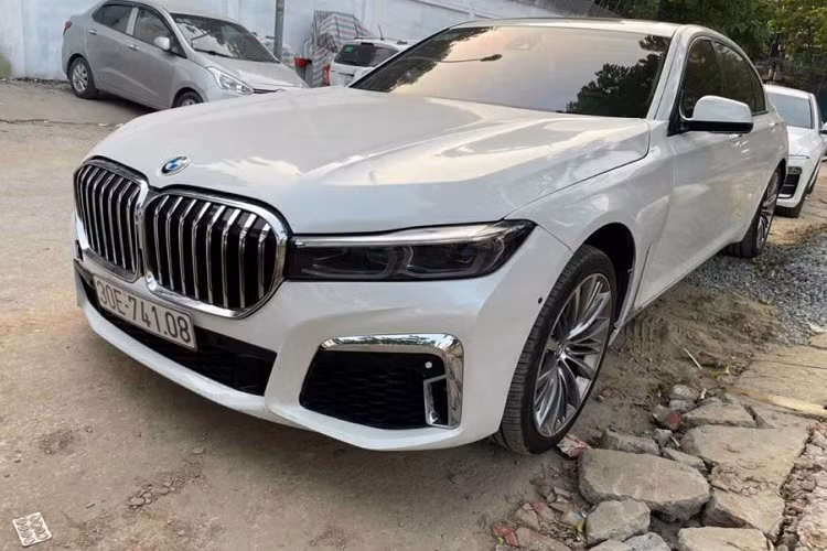 Chiếc BMW 750Li đời 2009 đăng ký 2011 mang biển số Hà Nội này, mới lăn bánh khoảng 90.000 km. Nó hiện đang được rao bán trên sàn xe cũ và được khá nhiều người dùng quan tâm.